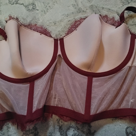 Victoria's Secret Red Lace Underwire Bra - Picture 4 of 8
